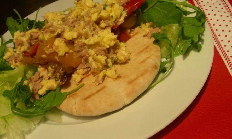 Рецепт яичницы-болтуньи с тунцом, маринованным перцем и лепешками пита