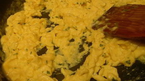 яичница-болтунья с тунцом, маринованным перцем и лепешками пита