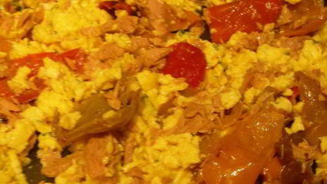 яичница-болтунья с тунцом, маринованным перцем и лепешками пита