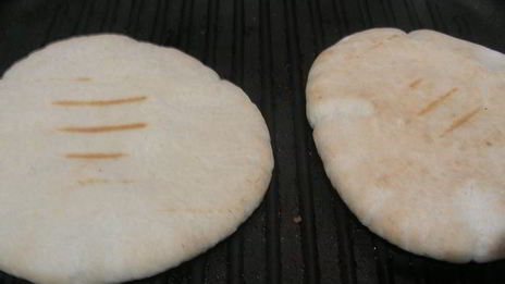 яичница-болтунья с тунцом, маринованным перцем и лепешками пита