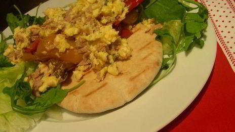 яичница-болтунья с тунцом, маринованным перцем и лепешками пита