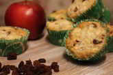 Ароматные маффины с яблоками и изюмом