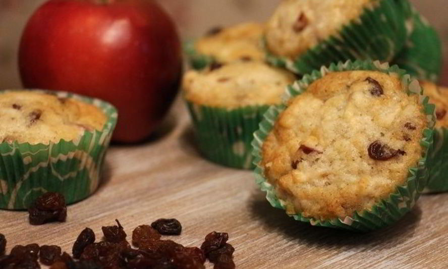 Рецепт ароматных маффинов с яблоками и изюмом