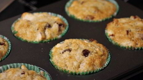 ароматные маффины с яблоками и изюмом