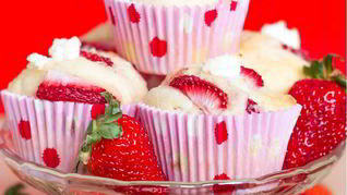 Клубничные маффины с творогом