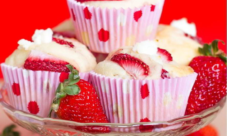 Рецепт клубничных маффинов с творогом