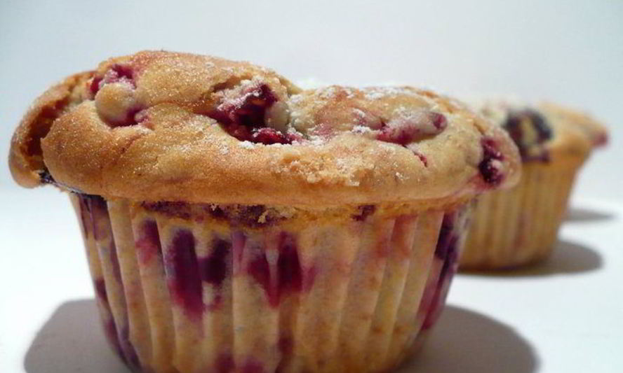 Рецепт маффинов с белым шоколадом и лесными ягодами