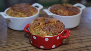 Маффины с кабачком, фетой и зеленым луком