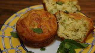 Маффины с кабачком, сыром и мятой