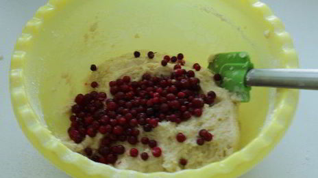 маффины с марципаном и брусникой