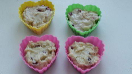 маффины с марципаном и брусникой