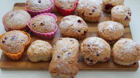 маффины с марципаном и брусникой