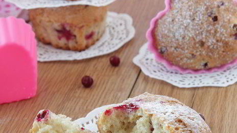 маффины с марципаном и брусникой