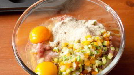 мясные маффины с овощами