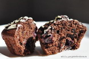 Шоколадные маффины с черной смородиной