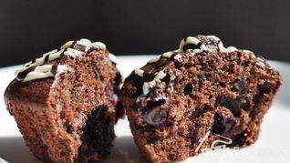 Шоколадные маффины с черной смородиной
