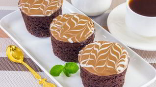 Шоколадные маффины с вареной сгущенкой