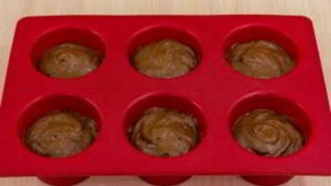 шоколадные маффины с вареной сгущенкой