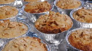 Яблочные маффины на кефире с орехами и отрубями