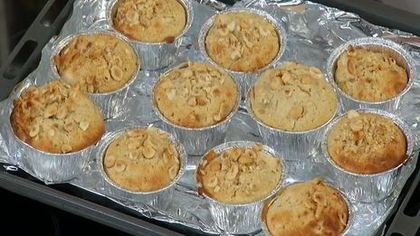 яблочные маффины на кефире с орехами и отрубями