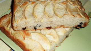 Манник с яблоками и орехами
