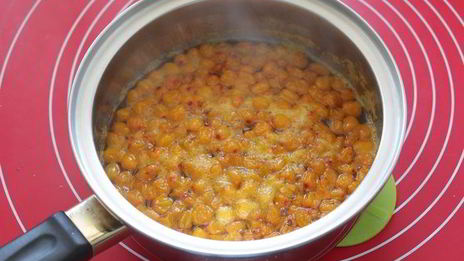 манник творожный с облепиховым соусом