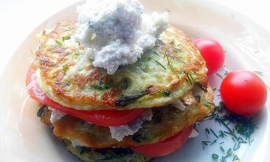 Рецепт башенок из кабачковых оладий и брынзы