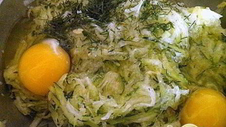 башенки из кабачковых оладий и брынзы