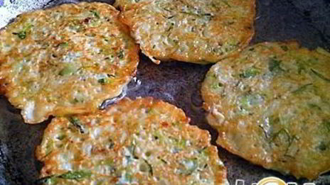 башенки из кабачковых оладий и брынзы