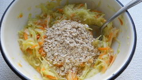 кабачковые оладьи с морковью и овсяными хлопьями