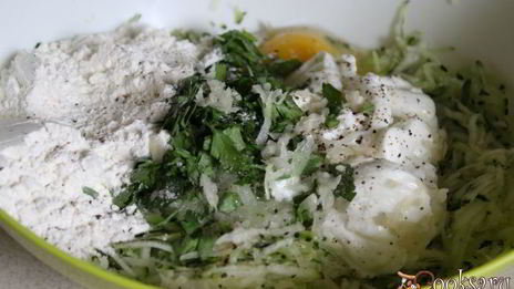 кабачковые оладьи с мягким творогом и зеленью