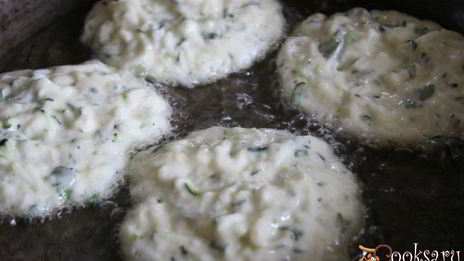 кабачковые оладьи с мягким творогом и зеленью