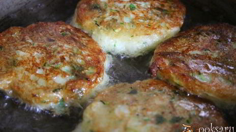 кабачковые оладьи с мягким творогом и зеленью