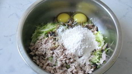 кабачковые оладьи с мясом и грибами