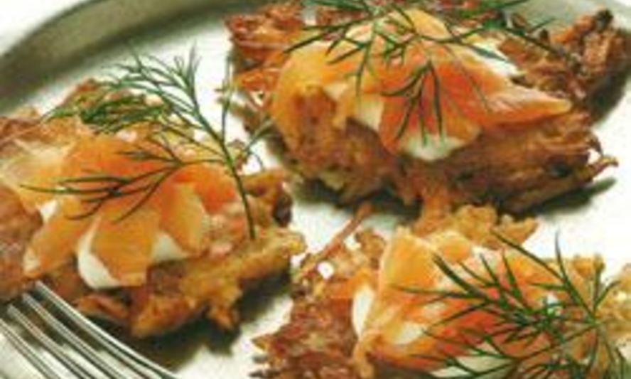 Рецепт картофельных оладушек с копченой семгой