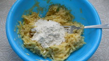 картофельные оладьи с яблоком