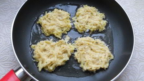 картофельные оладьи с яблоком