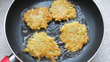 картофельные оладьи с яблоком