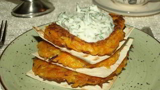 Морковные оладьи на хрустящих крекерах с йогуртовым соусом