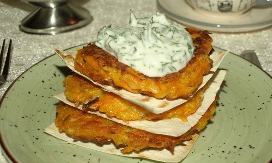 Рецепт морковных оладий на хрустящих крекерах с йогуртовым соусом