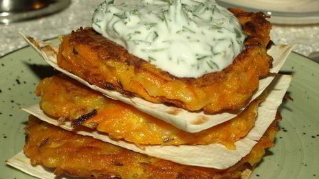 морковные оладьи на хрустящих крекерах с йогуртовым соусом