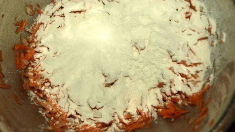 морковные оладьи на хрустящих крекерах с йогуртовым соусом