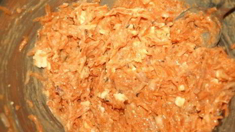 морковные оладьи на хрустящих крекерах с йогуртовым соусом