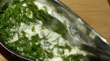 морковные оладьи на хрустящих крекерах с йогуртовым соусом