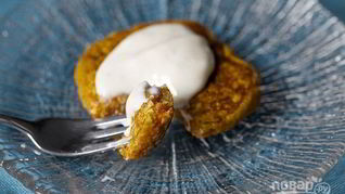 Морковные оладьи с сырным соусом