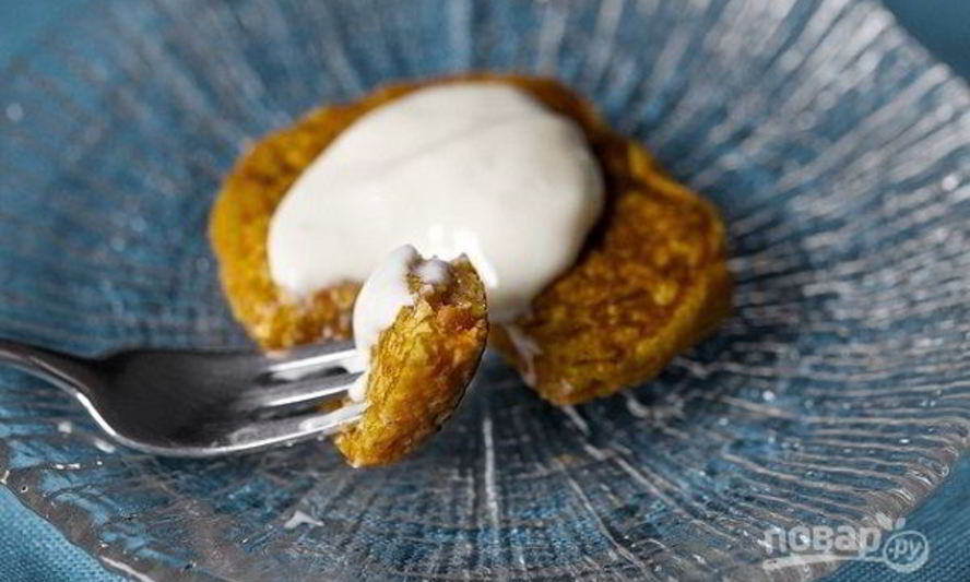 Рецепт морковных оладий с сырным соусом