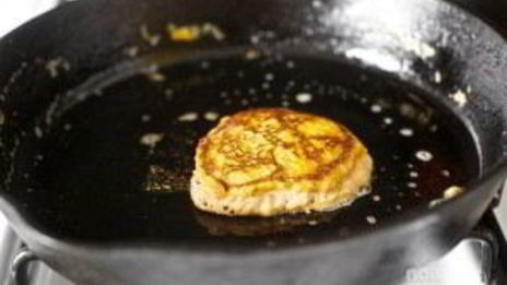 морковные оладьи с сырным соусом