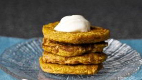 морковные оладьи с сырным соусом