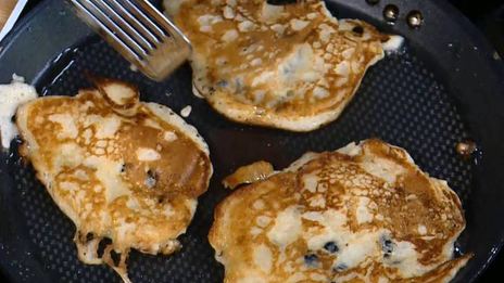 оладушки с сушеной черникой