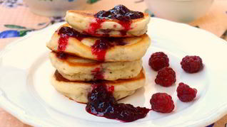 Оладьи без яиц с малиной